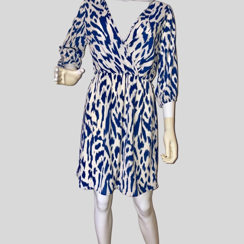 Everly Blue and White 3/4 Sleeve Knee-Length Dress Size Medium